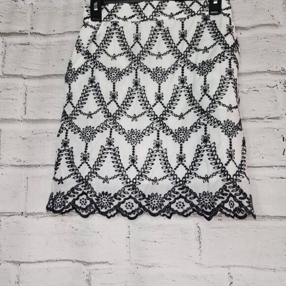 MinkPink Embroidered Floral Harvey Mini Shirt Black And White Size Small NWT - Picture 6 of 13